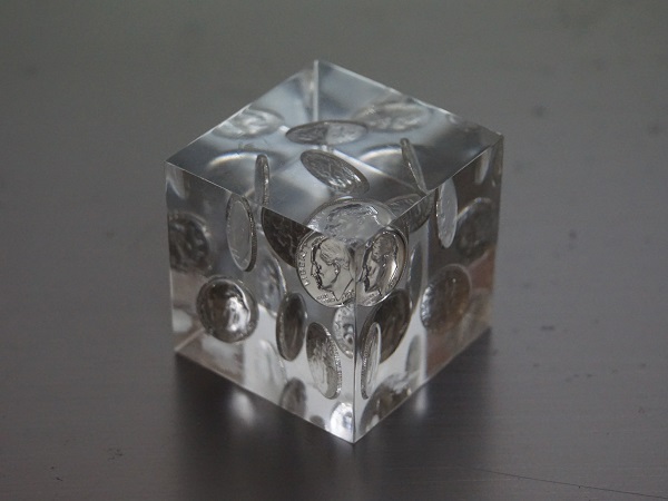 VINTAGE ONE DIME PAPER WEIGHT