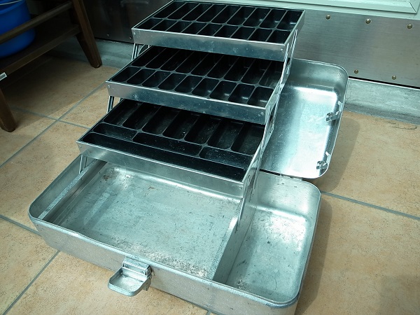 VINTAGE UMCO MODEL 203 ALUMINUM TACKLE BOX